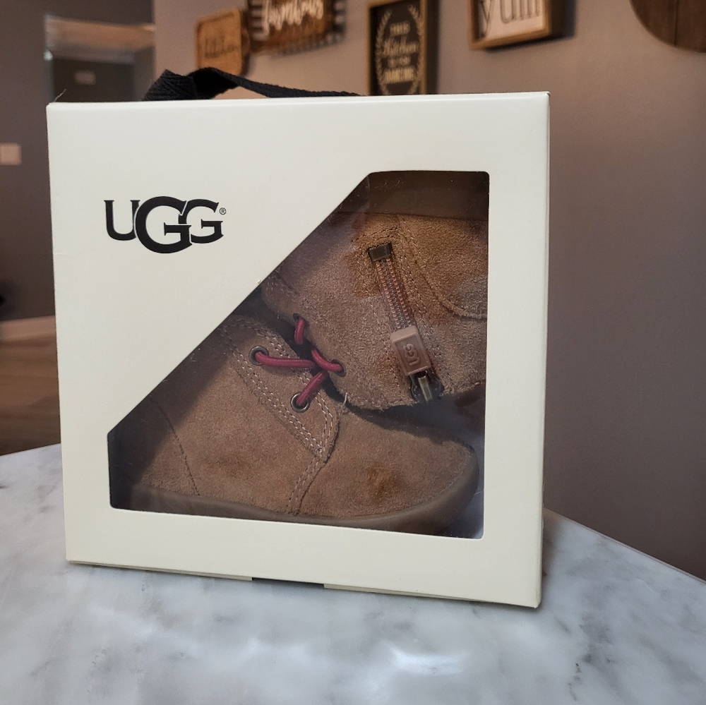 Toddler boy Ugg boot size 4/5